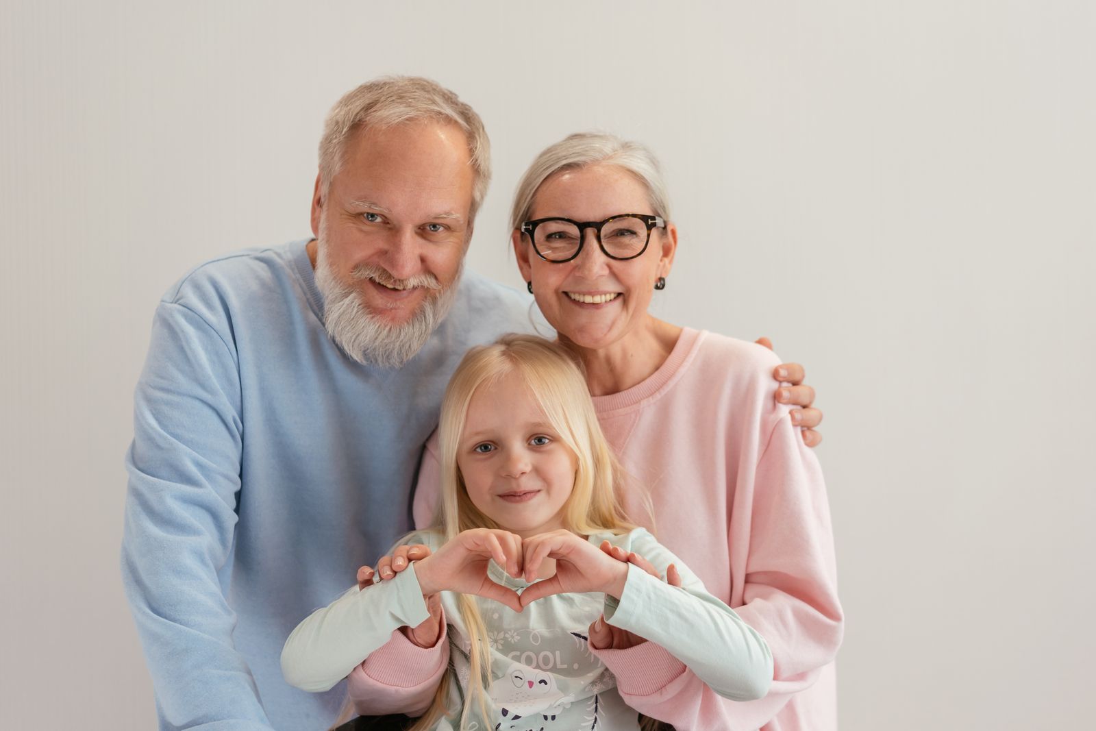 Abuelos abrazando a su nieta